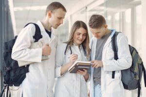 Wie Lange Muss Ein Arzt Studieren? Ausbildungsdauer und Studienweg zum Arztberuf